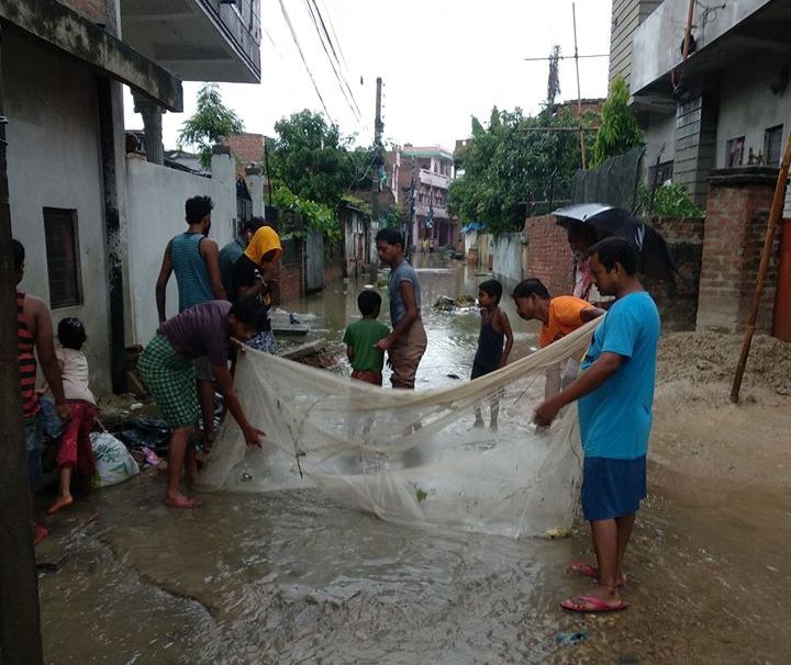जनकपुरधाममा सडकमै माछा मार्दै स्थानीय